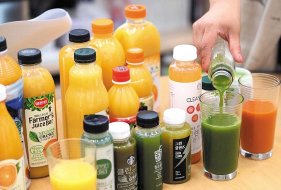 건강식으로 인기를 끌고 있는‘클렌즈 주스(Cleanse Juice·해독 주스)’가 일반 오렌지 주스보다 가격은 비싸고, 열량과 당류 함량은 높은 것으로 나타났다.