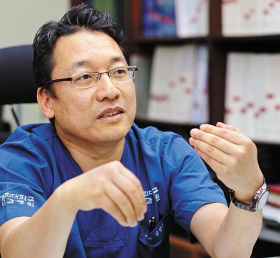 김성훈 경희대치과병원 교정과 교수가 바이오 급속 치료법에 대해 설명하고 있다.
