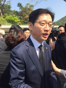 김경수 민주당 경남지사 후보가 4월 노무현 전 대통령 묘역을 참배하러 봉하마을을 찾아 지지자들과 인사를 나누고 있다./김해=이현승 기자