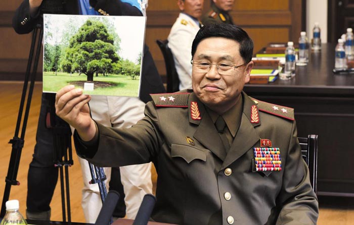 14일 판문점 북측 통일각에서 열린 남북 장성급 군사회담에서 안익산 북측 수석대표가 2007년 2차 남북정상회담 당시 노무현 전 대통령이 평양에 심은 소나무 사진을 보여주고 있다.