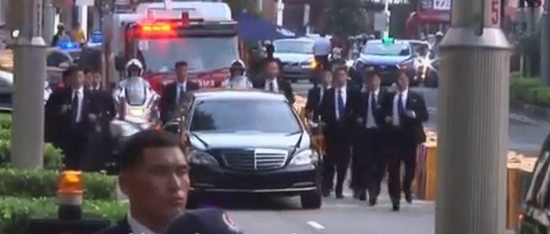 북한 경호원들이 미·북 정상회담 당시 싱가포르에서 김정은 북한 국무위원장이 탄 차량을 에워싸고 달리고 있다. /채널뉴스아시아