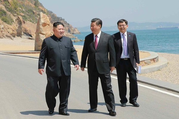 김정은(왼쪽) 북한 국무위원장과 시진핑 중국 국가주석이 2018년 5월 8일 중국 랴오닝성 다롄에서 3월에 이어 2차 북·중 정상회담을 하며 산책하고 있다./연합뉴스·노동신문