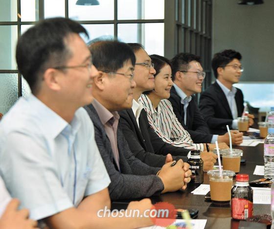 부산·울산·경남 지역 중견기업 임직원들이 지난달 27일 부산 해운대구의 투자 회사 사무실에 모여 스타트업 투자 특강을 듣고 있다.