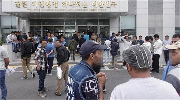 지난달 18일 예멘 난민들이 제주시 용담동 법무부 제주출입국·외국인청에서 열린 취업설명회에 참여하기 위해 순서를 기다리고 있다. /뉴시스