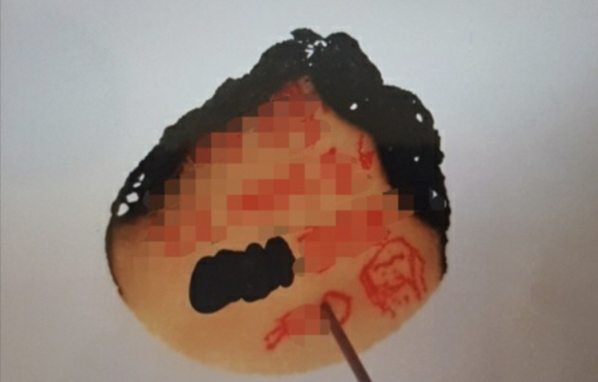남성혐오 사이트 워마드에 올라온 성체 훼손 사진. /온라인 커뮤니티 캡처
