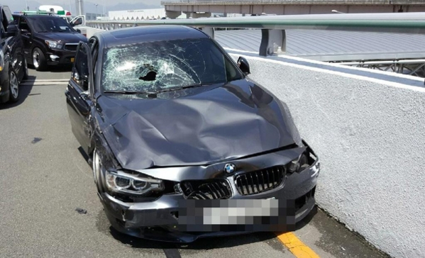 지난 10일 부산 강서구 김해국제공항 국제선 청사 진입로에서 BMW 승용차가 과속으로 운행하다가 도로변에서 손님 짐을 내려주던 택시기사를 치어 중태에 빠뜨렸다. 사진은 A씨가 타고 있던 BMW 사고차량 3시리즈의 모습. /뉴시스