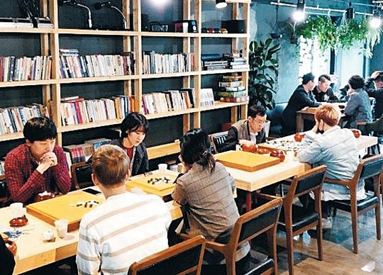 각종 음료와 디저트를 즐기며 바둑을 둘 수 있는‘바둑 카페’에서 20~30대 바둑 마니아들이 수담(手談)을 나누고 있다.
