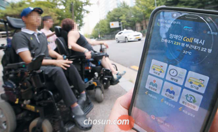 지난 25일 오후 1시 본지 기자가 ‘장애인 콜택시’ 전용 앱으로 뇌성마비 1급 임종민씨 등 3명과 함께 콜택시를 불렀다. 몸을 가누기 어려운 이들은 미리 도로에 나와 택시를 기다렸다. 최고기온 34도를 웃돈 이날 일행이 부른 택시는 2시간이 지나 오후 3시에 도착했다.