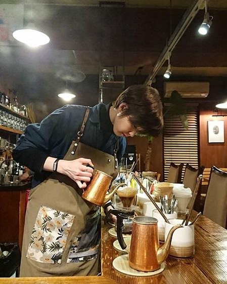 서울 종로구 한 카페에서 바리스타로 일하던 백목화./ 백목화 인스타그램