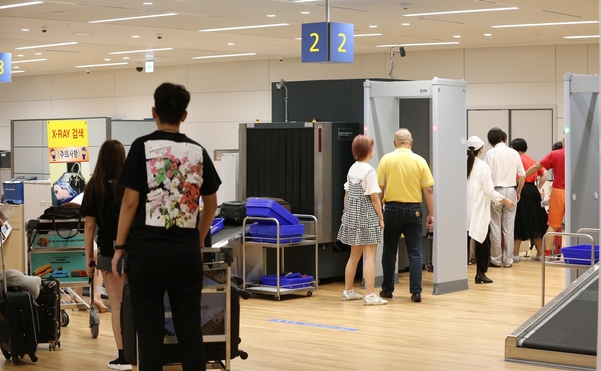 10일 오후 인천공항 입국장 내 엑스레이(X-ray) 검사대에서 여행객들이 짐 검사를 하고 있다. /남강호 기자
