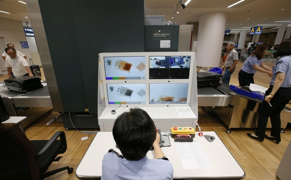 10일 오후 인천공항 입국장 내 엑스레이(X-ray) 검사대에서 세관 직원이 여행객들의 짐 검사를 하고 있다. 엑스레이 검사는 순식간에 이뤄지기때문에 고도의 집중력이 필요하고 20년이상되는 베테랑 직원들이 맡아 한다. /남강호 기자
