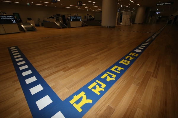 입국장 게이트를 나서기 전 자진신고를 할 수 있는 곳이 나온다. 혹시라도 면세한도를 넘겼거나 불법 물품을 가지고 있다면 자진신고하자. 엄연한 범죄니까. /남강호 기자