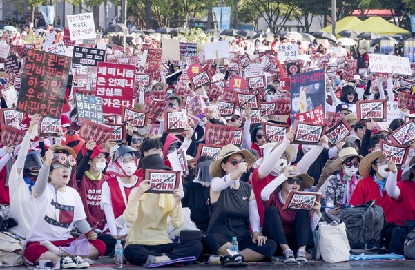 지난 4일 오후 서울 종로구 광화문광장에서 열린 불법 몰래카메라 촬영 규탄 집회에서 참가 여성들이 구호를 외치고 있다. /김지호 기자