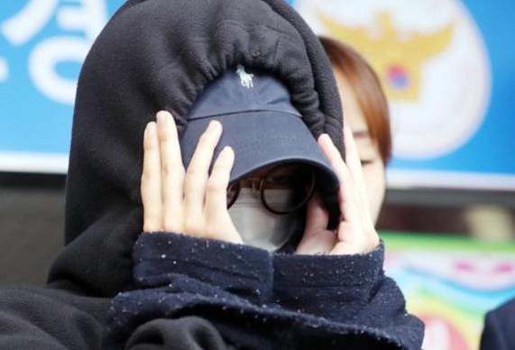 남성 모델의 나체 사진을 촬영해 인터넷에 유포한 혐의를 받는 20대 여성모델 안모(25)씨가 구속 전 피의자심문을 받기 위해 지난 5월 12일 서울 마포경찰서를 나서 서부지법으로 향하고 있다./뉴시스