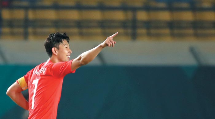 손흥민이 20일 키르기스스탄과의 2018 아시안게임 남자 축구 조별리그 3차전에서 후반 18분 결승골을 터뜨린 후 뛰어가며 환호하는 모습.