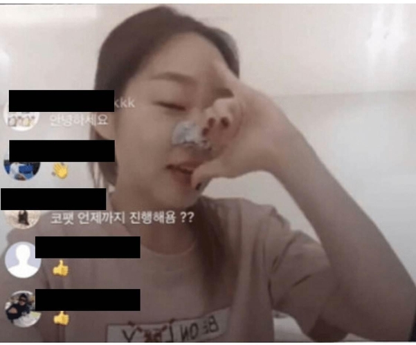 한씨는 소셜미디어 방송을 진행하던 중 어머니를 비하하는 손동작을 해 논란을 빚었다./인스타그램 캡처