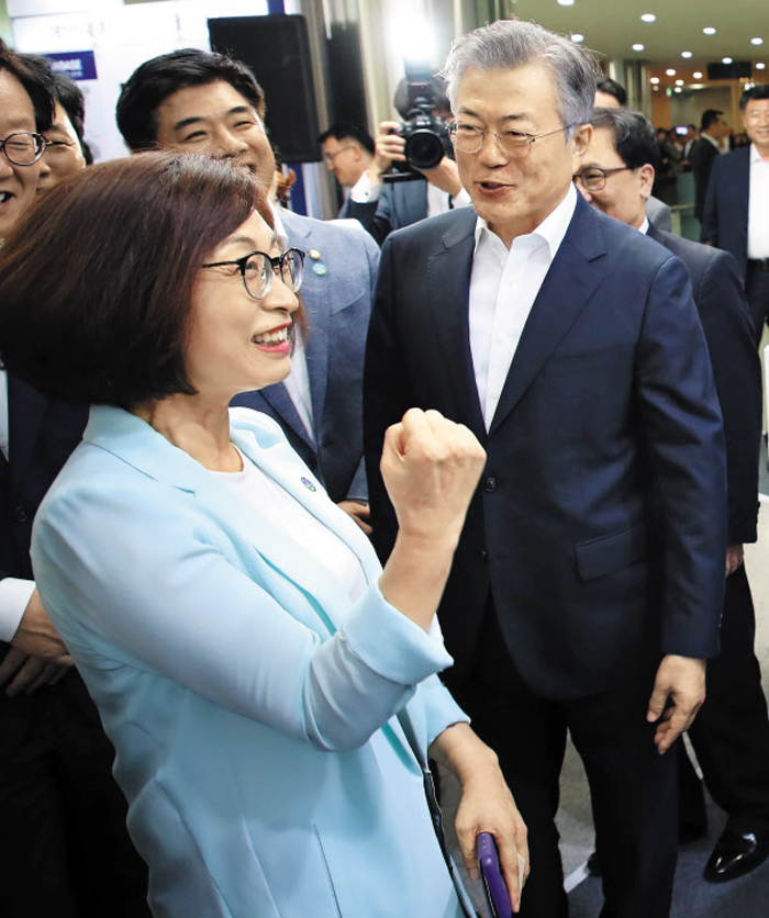 “제 피부 나이 30대래요~” 환호하는 은수미 성남시장 - 문재인(65) 대통령이 31일 경기 성남 판교 스타트업 캠퍼스에서 열린 데이터 규제 혁신 현장 행사장을 찾아 인공지능 얼굴인식시스템을 이용해 피부 나이를 측정했다. 문 대통령 피부 나이는 60대로 측정됐다. 문 대통령 앞줄은 ‘피부 나이 30대’라는 결과를 받아본 후 기뻐하는 은수미(55) 성남시장.