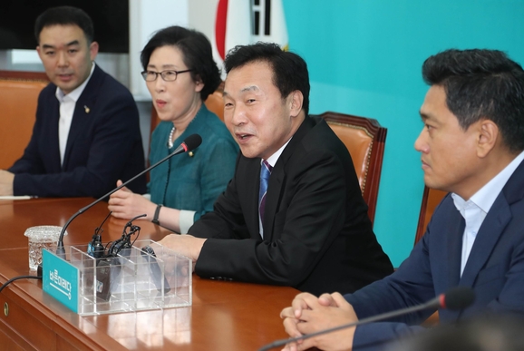 손학규 바른미래당 대표가 4일 오전 국회에서 열린 당직 인선 기자간담회에서 발언하고 있다. /연합뉴스