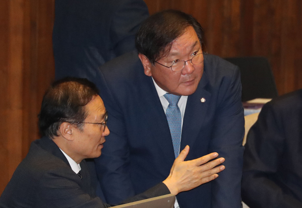 더불어민주당 홍영표 원내대표와 김태년 정책위의장이 지난 4일 오전 국회 본회의장에서 대화하고 있다. /연합뉴스