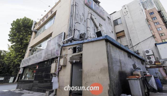 7일 서울 용산구 용산역 인근 식당 건물 뒤쪽 곳곳이 갈라지고 깨져 있다.