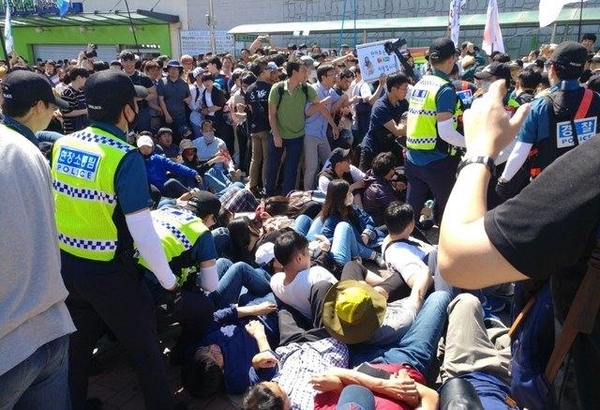 지난 8일 인천광역시 동구 동인천역 북광장에서 열릴 예정이던 ‘퀴어문화축제’에 반대하는 이들이 길에 누워 축제 참여자들의 행사장 진입을 가로막고 있다. /뉴시스