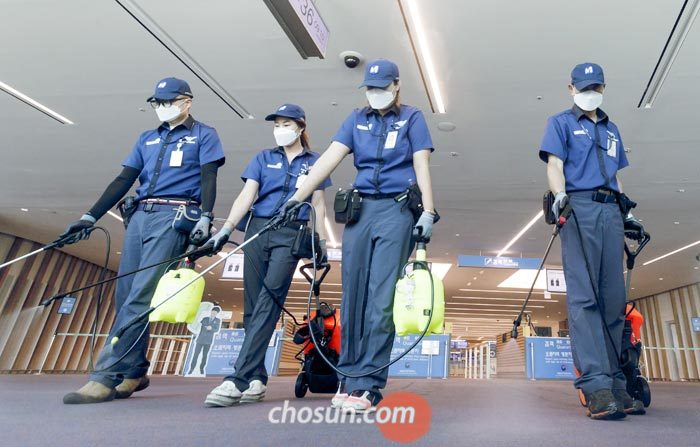 10일 오전 인천공항 2터미널에서 질병관리본부 국립검역소 관계자들이 승객 이동 통로를 소독하고 있다.