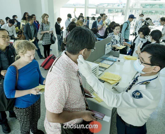 10일 질병관리본부 국립검역소 관계자들이 메르스 감염 여부를 확인하기 위해 인천공항 2터미널 게이트 앞에 나와 두바이에서 도착한 승객들의 체온을 재고 있다.
