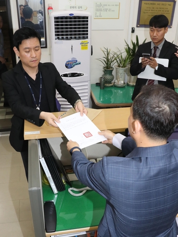 통일부 관계자가 11일 오후 국회 의안과에 정부의 '한반도의 평화와 번영, 통일을 위한 판문점선언 비준동의안'을 제출하고 있다./연합뉴스