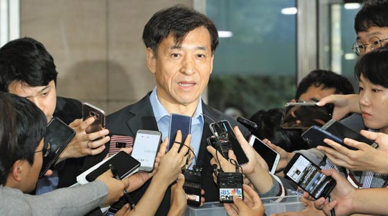 이주열 한국은행 총재가 27일 출근길에 기자들과 만나 미국 연방준비제도의 기준금리 인상과 관련한 질문에 답하고 있다.