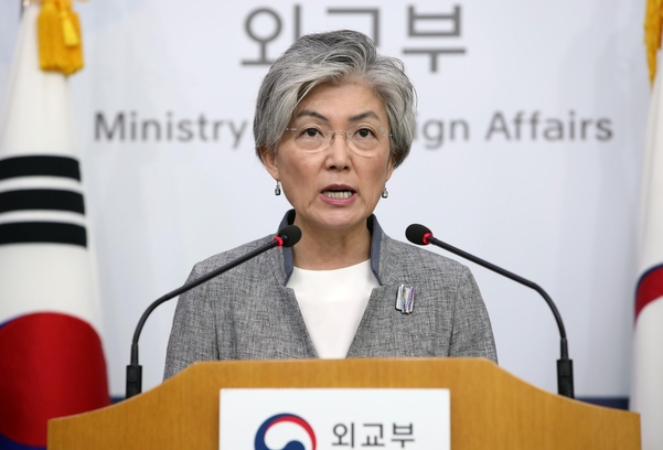 강경화 외교부 장관이 4일 오전 서울 종로구 외교부 청사에서 최근 한반도 정세 등과 관련한 내신 기자 브리핑을 하고 있다. /연합뉴스