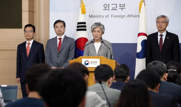 강경화 외교부 장관이 4일 오전 서울 종로구 외교부 청사에서 최근 한반도 정세 등과 관련한 내신 기자 브리핑을 하고 있다. 왼쪽부터 조세영 국립외교원장, 조현 외교부 1차관, 강 장관, 이태호 외교부 2차관./연합뉴스