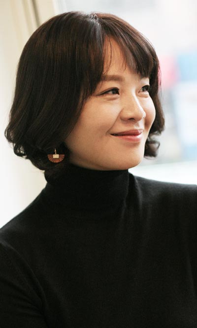 정한아는“소설의 두 주인공이 분열된 나 자신을 프리즘처럼 비추고 있다”고 했다.