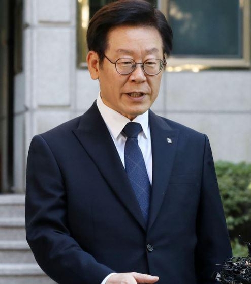 경찰이 12일 오전 이재명 경기지사 자택과 성남시청 등에 대한 압수수색을 단행한 가운데, 이날 오전 경기 성남시 분당구 이 지사의 자택에서 이 지사가 일정을 위해 나서고 있다./뉴시스