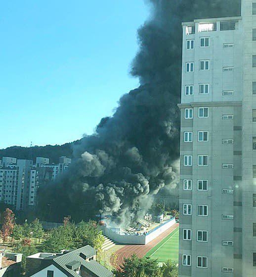 19일 대전 서구 관저동 신축공사장에서 큰 불이 나 소방당국이 진화 중이다. /독자제공