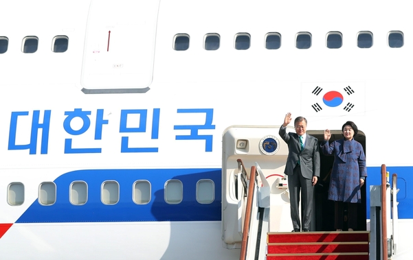 문재인 대통령과 김정숙 여사가 21일 아셈(ASEM·아시아유럽정상회의) 참석 등 7박 9일 일정의 유럽순방을 마친 뒤 성남 서울공항에 도착해 손을 흔들고 있다. /연합뉴스