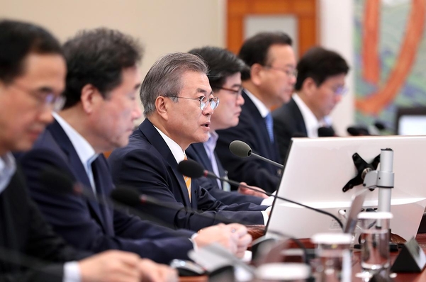 문재인 대통령이 23일 청와대에서 국무회의를 주재하고 있다. /청와대 제공