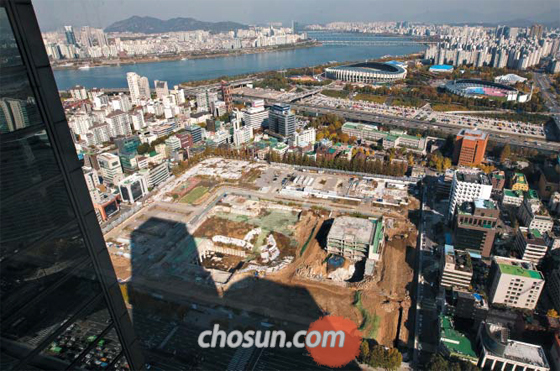 1일 오후 서울 강남구 삼성동 무역센터에서 내려다본 현대차 신사옥 부지. 현대차는 2014년 한국전력으로부터 이 땅을 사들여 105층의 신사옥을 지을 계획이었지만, 아직까지 착공 허가를 받지 못했다.
