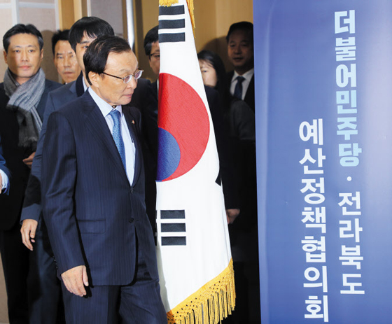더불어민주당 이해찬 대표가 2일 전주시 소재 전북도청에서 열린 민주당·전라북도 예산정책협의회 회의장에 들어서고 있다.