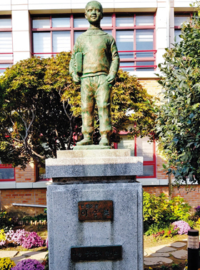 울산 태화초등학교에 있는 이승복 어린이 동상. 노옥희 울산시교육감은 최근 ‘사실과 다르다’는 이유로 울산 일부 초등학교에 남은 이승복 동상을 철거하라고 지시했다.