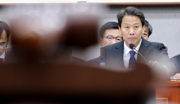 임종석 대통령 비서실장이 13일 오후 국회 운영위원회에서 열린 예산안 심사를 위한 전체회의에서 위원들의 질의에 답변하고 있다. /연합뉴스