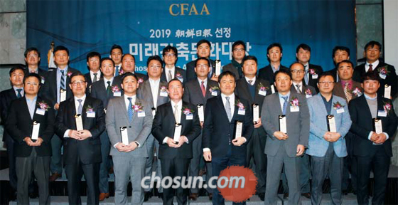 본지 주최로 21일 오전 서울 중구 더플라자호텔에서 열린 '제1회 미래건축문화대상' 시상식에서 수상자들이 기념촬영을 하고 있다.