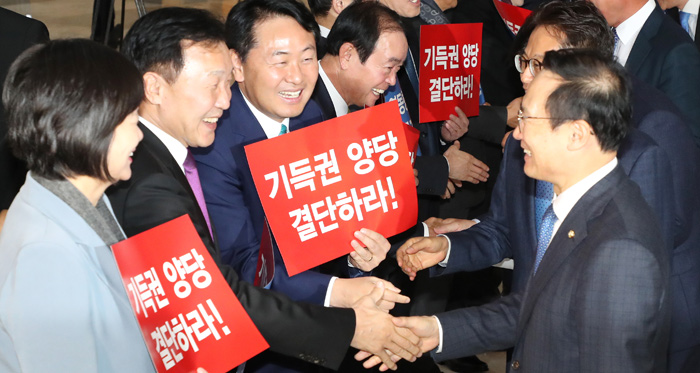 악수하는 홍영표와 손학규 - 야 3당 지도부가 29일 국회 본회의장 앞에서 연동형 비례대표제 도입을 주장하는 가운데 홍영표(오른쪽) 더불어민주당 원내대표가 손학규 바른미래당 대표와 악수를 나누고 있다. 왼쪽부터 정의당 이정미 대표, 바른미래당 손 대표와 김관영 원내대표, 평화당 장병완 원내대표.