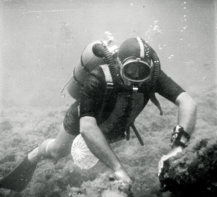 피프티 패덤즈를 착용하고 다이빙 중인 1950년대 당시의 장-자크 피슈테르 블랑팡 CEO.