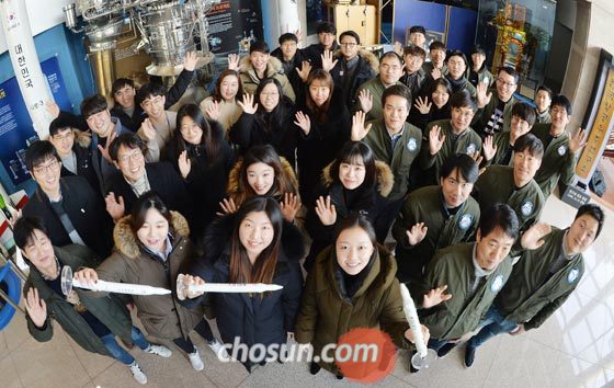 지난 28일 대전 내 우주 스타트업 임직원들이 항공우주연구원 본관 건물에 모여 새해 도약을 다짐하며 손을 흔들고 있다.
