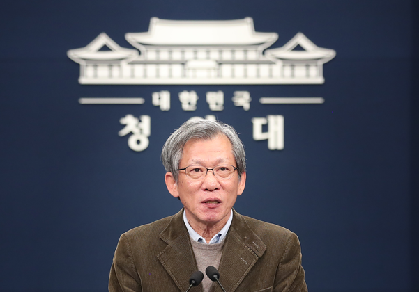 유홍준 광화문대통령시대위원회 자문위원이 4일 오후 청와대 춘추관에서 대통령 집무실 광화문 청사 이전 공약 실행이 불가능하다는 발표를 하고 있다. /연합뉴스