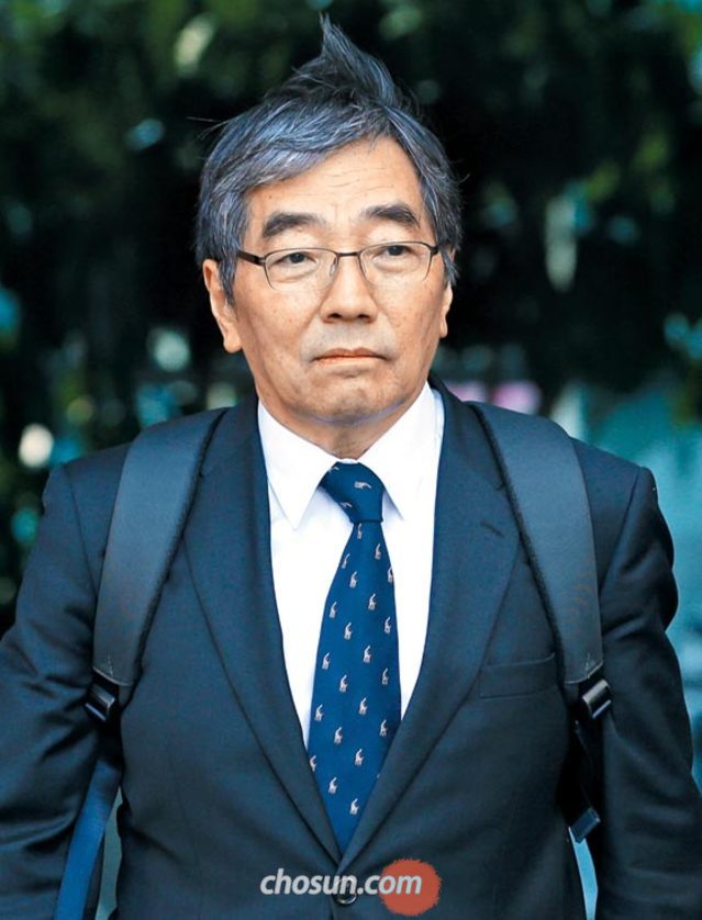 윤석헌 금감원장이 지난해 5월 금감원장 임명 직후 서울 종로구 통의동 금융감독연수원에서 걸어 나오는 장면.