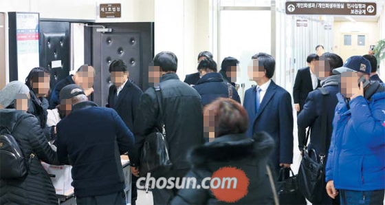 지난해 12월 초 서울 서초구 서울회생법원 복도 풍경. 요즘 회생법원은 빚을 감당하지 못해 회생·파산 절차를 밟는 개인, 법인 관계자들로 북적인다.