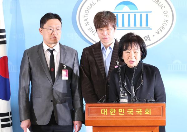 무소속 손혜원 의원이 21일 서울 여의도 국회 정론관에서 빙상계 성폭력 사건 관련 기자회견을 하고 있다. (왼쪽부터) 박지훈 젊은빙상인연대 자문변호사, 여준형 젊은빙상인연대 대표, 손 의원. /연합뉴스