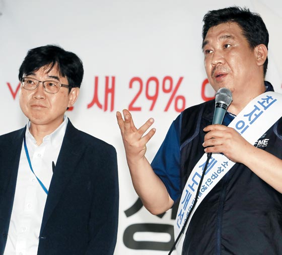 인태연(왼쪽) 청와대 자영업 비서관이 지난해 8월 서울 세종로 소상공인연대 천막농성장을 찾아 최저임금 제도 개선을 요구하는 최승재 소상공인연합회장의 발언을 듣고 있다.
