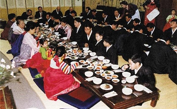 설날 아침 정주영(상석 왼쪽에서 둘째) 회장 일가. 오른쪽 맨 앞에서 떡국을 먹고 있는 소년이 꼬마 경선이다./정경선 제공